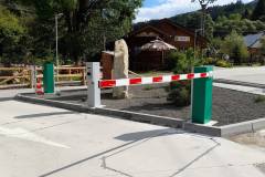 Parkovací systém Green Center s vjazdovým terminálom určeným na tlač parkovacích lístkov.