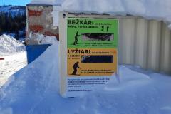 Parkovací systém Green Center s info batuľou zobrazujúcou text Voľno / Obsadené pre dve skupiny parkovacích miest.