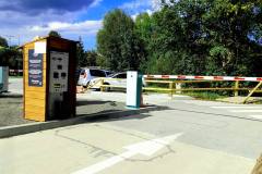 Parkovací systém Green Center s pokladňou na výjazde umožňujúcou platbu priamo z auta. Platobná stanica prijíma mince, bankovky aj bezkontaktnú platbu - karta, mobil, hodinky a podobne.