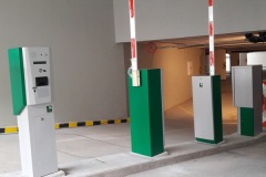 Parkovací systém Green - Samostatný vjazd a výjazd z parkoviska s vjazdovým terminálom a platobou stanicou.