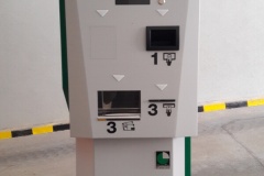Parkovací systém - Samostatný vjazd a výjazd z parkoviska. Platovný terminál / automatická bezobslužná pokladňa.