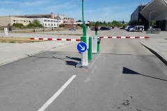 Parkovací systém Green Center- vjazdová / výjazdová závora so semafórom, vjazdovým terminálom a kamenou na vyčítavanie EČV.