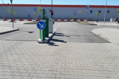 Parkovací systém Green Center- vjazdová / výjazdová závora so semafórom, vjazdovým terminálom a kamenou na vyčítavanie EČV.