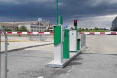 Parkovací systém Green Center - vjazdová / výjazdová závora so semafórom, vjazdovým terminálom a kamenou na vyčítavanie EČV.